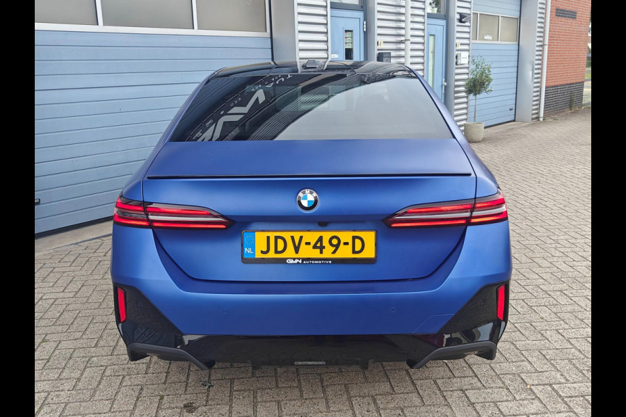 BMW 5 Serie 520i Sedan G60 Automaat | BMW Individual | M Sport Pro | 2025 | Panoramadak | Harman Kardon | Frozen Portimao Blau