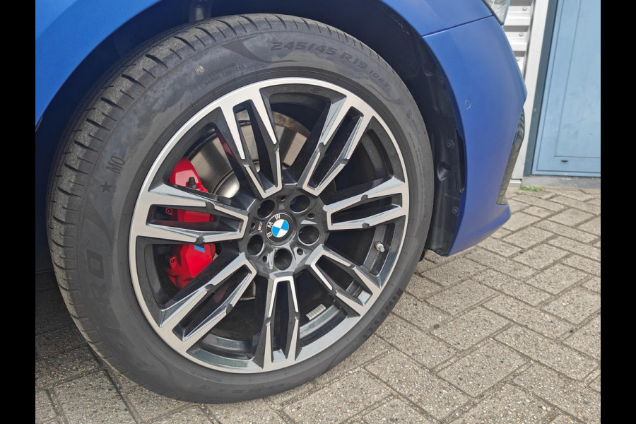 BMW 5 Serie 520i Sedan G60 Automaat | BMW Individual | M Sport Pro | 2025 | Panoramadak | Harman Kardon | Frozen Portimao Blau