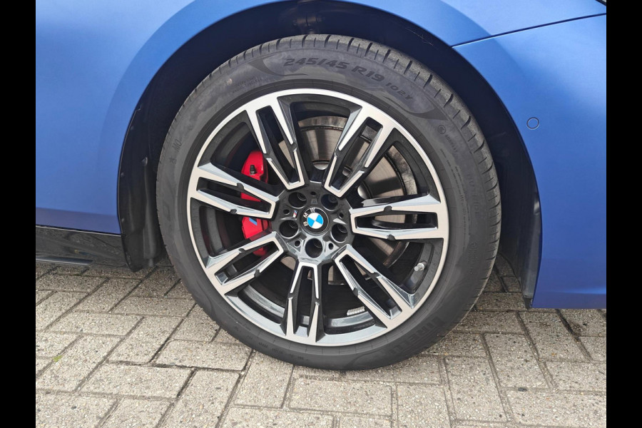 BMW 5 Serie 520i Sedan G60 Automaat | BMW Individual | M Sport Pro | 2025 | Panoramadak | Harman Kardon | Frozen Portimao Blau