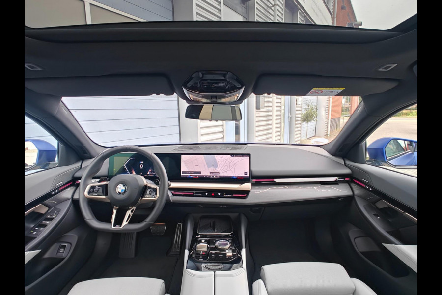 BMW 5 Serie 520i Sedan G60 Automaat | BMW Individual | M Sport Pro | 2025 | Panoramadak | Harman Kardon | Frozen Portimao Blau