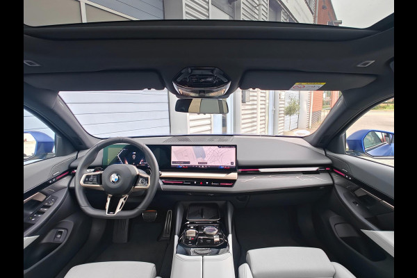 BMW 5 Serie 520i Sedan G60 Automaat | BMW Individual | M Sport Pro | 2025 | Panoramadak | Harman Kardon | Frozen Portimao Blau