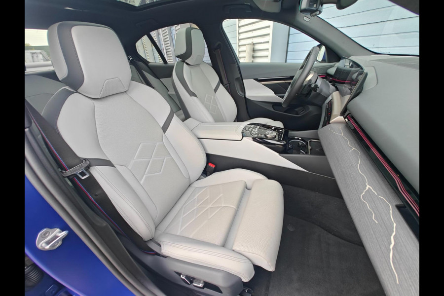 BMW 5 Serie 520i Sedan G60 Automaat | BMW Individual | M Sport Pro | 2025 | Panoramadak | Harman Kardon | Frozen Portimao Blau
