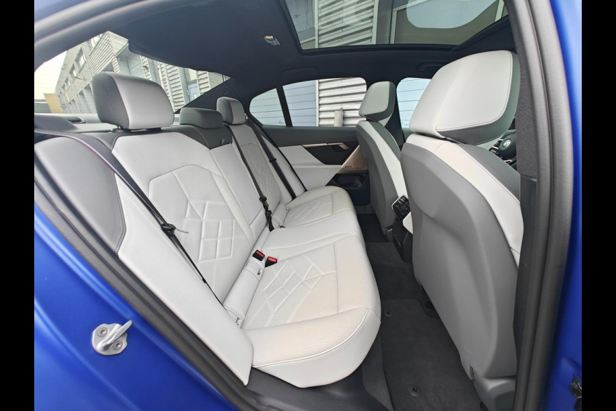BMW 5 Serie 520i Sedan G60 Automaat | BMW Individual | M Sport Pro | 2025 | Panoramadak | Harman Kardon | Frozen Portimao Blau