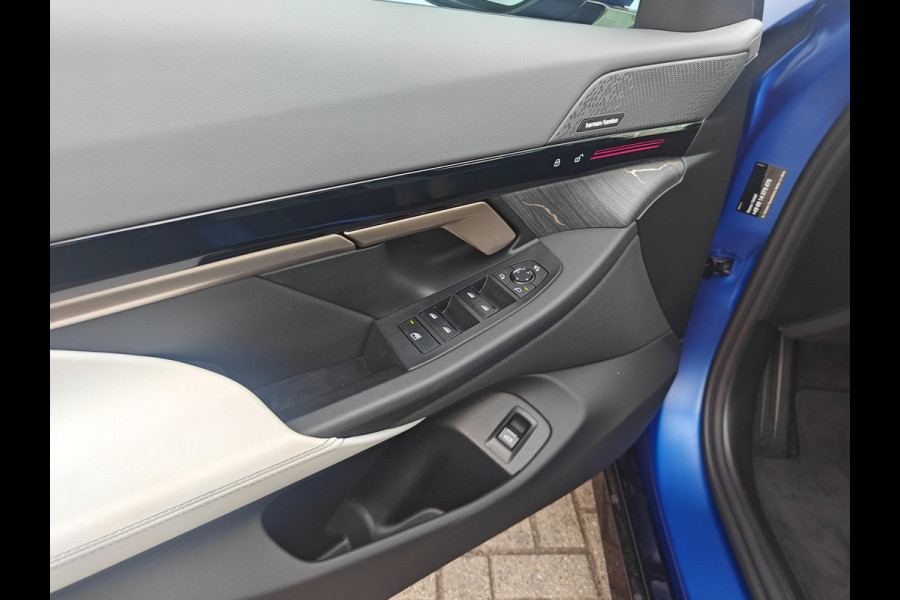 BMW 5 Serie 520i Sedan G60 Automaat | BMW Individual | M Sport Pro | 2025 | Panoramadak | Harman Kardon | Frozen Portimao Blau
