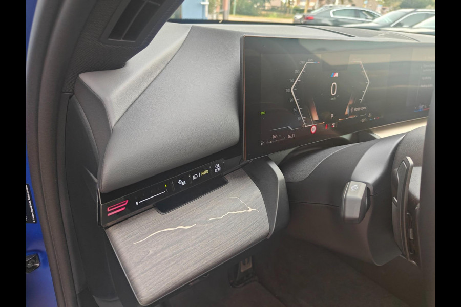 BMW 5 Serie 520i Sedan G60 Automaat | BMW Individual | M Sport Pro | 2025 | Panoramadak | Harman Kardon | Frozen Portimao Blau
