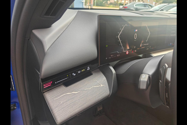 BMW 5 Serie 520i Sedan G60 Automaat | BMW Individual | M Sport Pro | 2025 | Panoramadak | Harman Kardon | Frozen Portimao Blau
