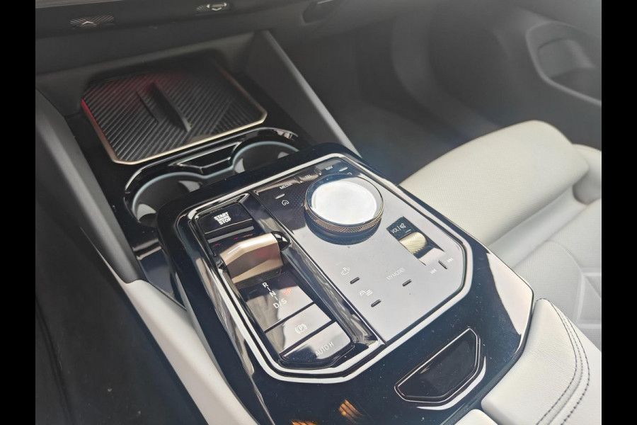 BMW 5 Serie 520i Sedan G60 Automaat | BMW Individual | M Sport Pro | 2025 | Panoramadak | Harman Kardon | Frozen Portimao Blau