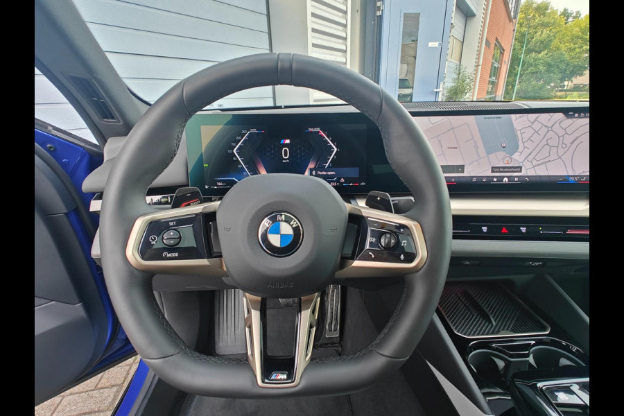BMW 5 Serie 520i Sedan G60 Automaat | BMW Individual | M Sport Pro | 2025 | Panoramadak | Harman Kardon | Frozen Portimao Blau