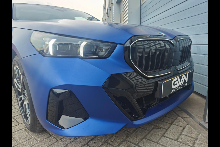 BMW 5 Serie 520i Sedan G60 Automaat | BMW Individual | M Sport Pro | 2025 | Panoramadak | Harman Kardon | Frozen Portimao Blau