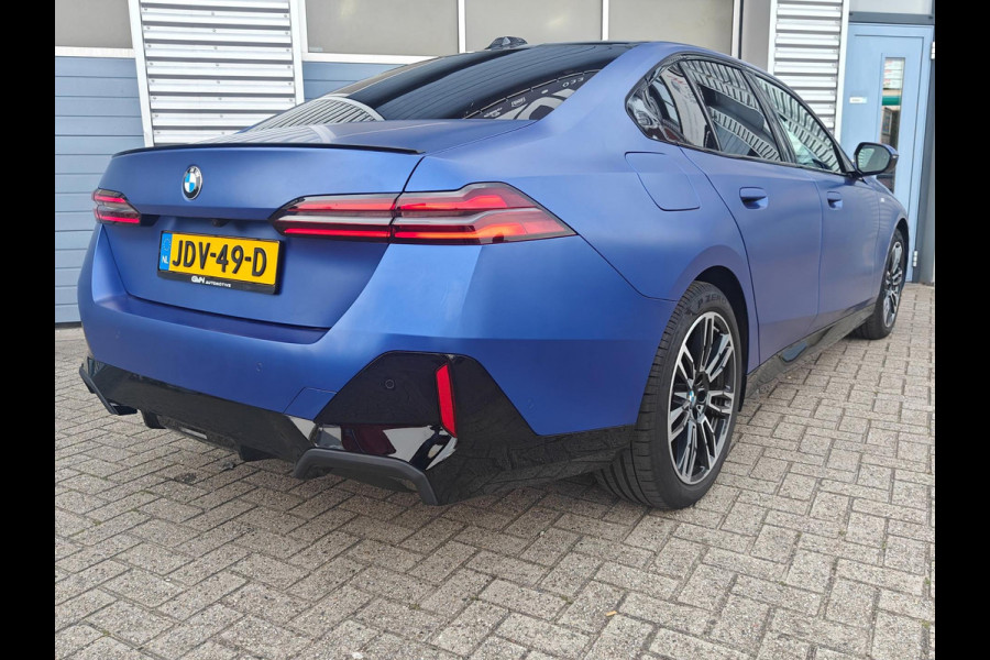 BMW 5 Serie 520i Sedan G60 Automaat | BMW Individual | M Sport Pro | 2025 | Panoramadak | Harman Kardon | Frozen Portimao Blau
