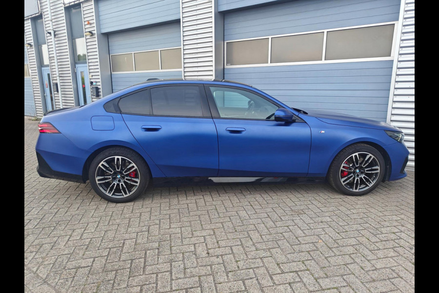BMW 5 Serie 520i Sedan G60 Automaat | BMW Individual | M Sport Pro | 2025 | Panoramadak | Harman Kardon | Frozen Portimao Blau