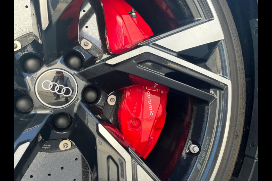 Audi RS6 Avant TFSI quattro / Trekhaak / Panoramadak / Keramisch / 360Camera / Head-up / Softclose / Standverwarming / B&O / Volleder / 22'' /  Apple CarPlay / Achterasbesturing / Luchtvering / Dodehoek / DAB / ACC / St