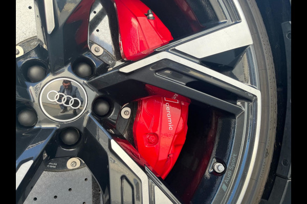 Audi RS6 Avant TFSI quattro / Trekhaak / Panoramadak / Keramisch / 360Camera / Head-up / Softclose / Standverwarming / B&O / Volleder / 22'' /  Apple CarPlay / Achterasbesturing / Luchtvering / Dodehoek / DAB / ACC / St