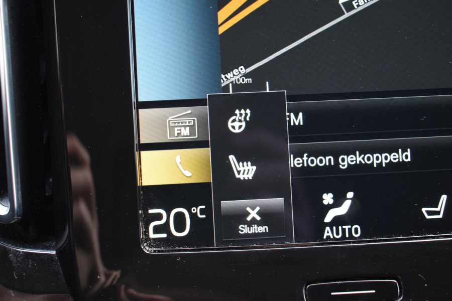 Volvo XC40 T2 129PK Automaat Business Pro / Navigatie / Parkeersensoren + Camera / Adaptieve Cruise Control / Stuur-Stoelverwarming / Elektrische Achterklep / LM Velgen