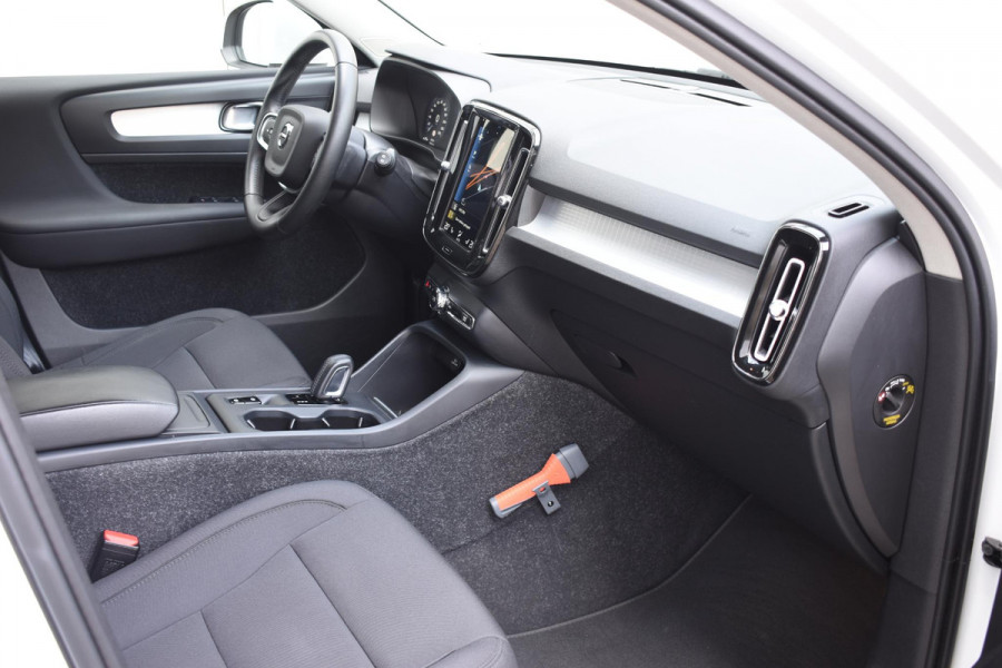 Volvo XC40 T2 129PK Automaat Business Pro / Navigatie / Parkeersensoren + Camera / Adaptieve Cruise Control / Stuur-Stoelverwarming / Elektrische Achterklep / LM Velgen
