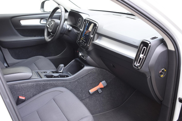 Volvo XC40 T2 129PK Automaat Business Pro / Navigatie / Parkeersensoren + Camera / Adaptieve Cruise Control / Stuur-Stoelverwarming / Elektrische Achterklep / LM Velgen