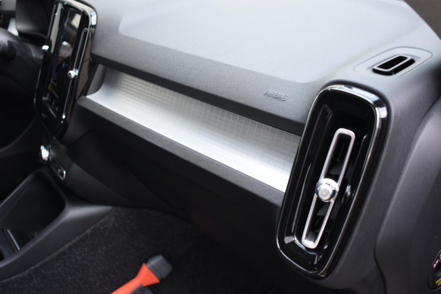 Volvo XC40 T2 129PK Automaat Business Pro / Navigatie / Parkeersensoren + Camera / Adaptieve Cruise Control / Stuur-Stoelverwarming / Elektrische Achterklep / LM Velgen