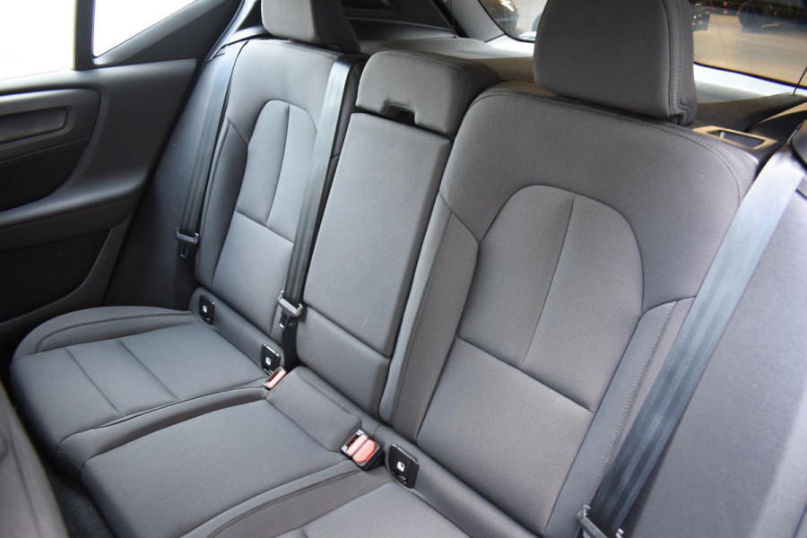 Volvo XC40 T2 129PK Automaat Business Pro / Navigatie / Parkeersensoren + Camera / Adaptieve Cruise Control / Stuur-Stoelverwarming / Elektrische Achterklep / LM Velgen