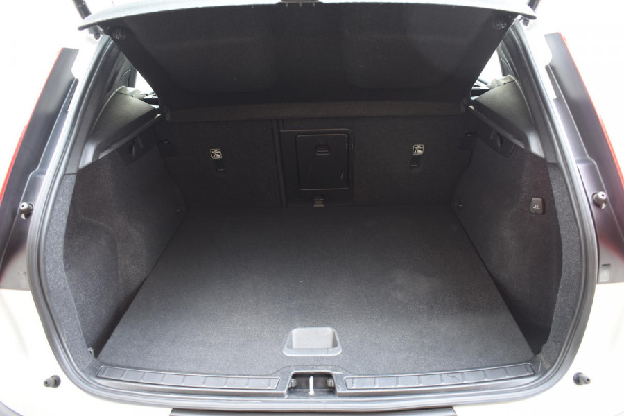 Volvo XC40 T2 129PK Automaat Business Pro / Navigatie / Parkeersensoren + Camera / Adaptieve Cruise Control / Stuur-Stoelverwarming / Elektrische Achterklep / LM Velgen