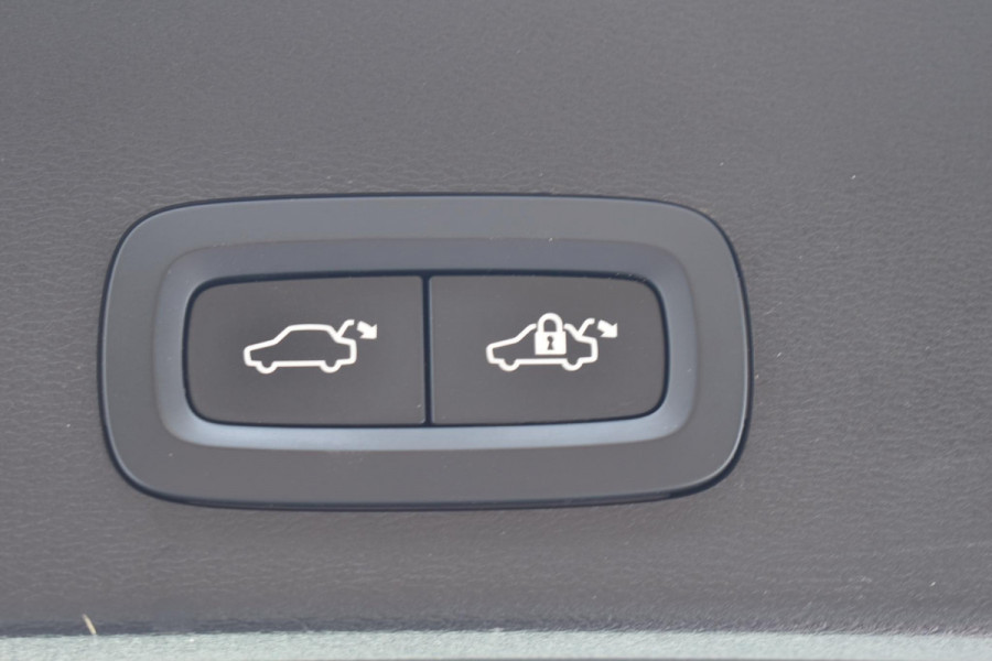 Volvo XC40 T2 129PK Automaat Business Pro / Navigatie / Parkeersensoren + Camera / Adaptieve Cruise Control / Stuur-Stoelverwarming / Elektrische Achterklep / LM Velgen