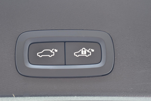 Volvo XC40 T2 129PK Automaat Business Pro / Navigatie / Parkeersensoren + Camera / Adaptieve Cruise Control / Stuur-Stoelverwarming / Elektrische Achterklep / LM Velgen