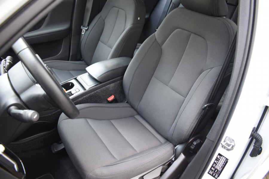 Volvo XC40 T2 129PK Automaat Business Pro / Navigatie / Parkeersensoren + Camera / Adaptieve Cruise Control / Stuur-Stoelverwarming / Elektrische Achterklep / LM Velgen