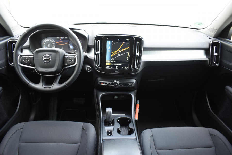 Volvo XC40 T2 129PK Automaat Business Pro / Navigatie / Parkeersensoren + Camera / Adaptieve Cruise Control / Stuur-Stoelverwarming / Elektrische Achterklep / LM Velgen