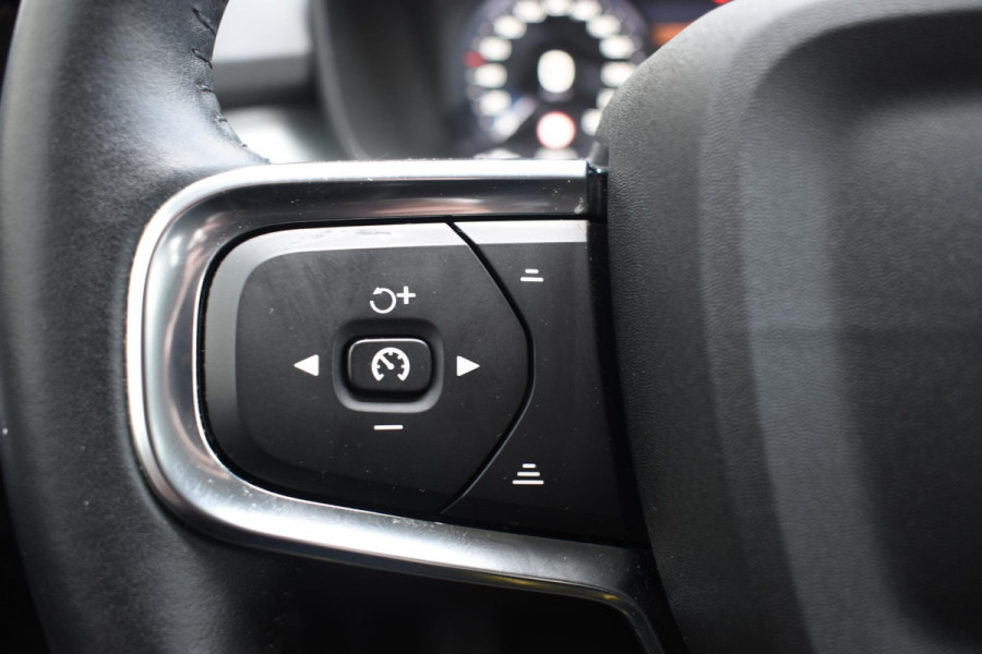 Volvo XC40 T2 129PK Automaat Business Pro / Navigatie / Parkeersensoren + Camera / Adaptieve Cruise Control / Stuur-Stoelverwarming / Elektrische Achterklep / LM Velgen