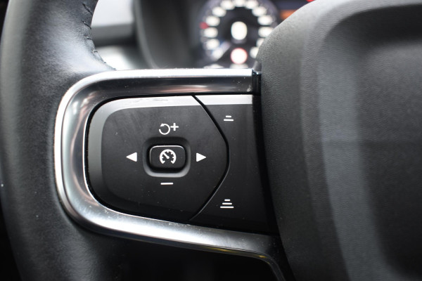 Volvo XC40 T2 129PK Automaat Business Pro / Navigatie / Parkeersensoren + Camera / Adaptieve Cruise Control / Stuur-Stoelverwarming / Elektrische Achterklep / LM Velgen