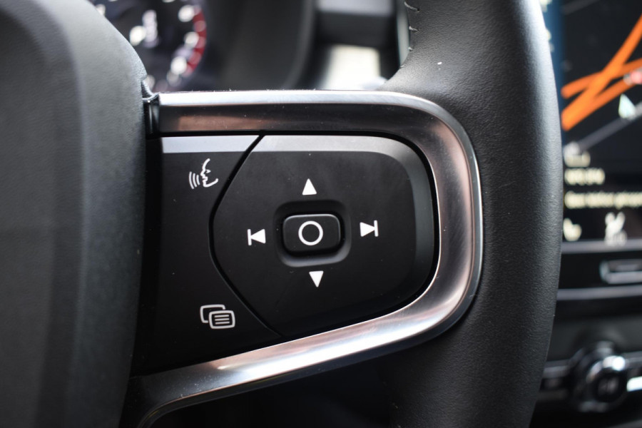 Volvo XC40 T2 129PK Automaat Business Pro / Navigatie / Parkeersensoren + Camera / Adaptieve Cruise Control / Stuur-Stoelverwarming / Elektrische Achterklep / LM Velgen