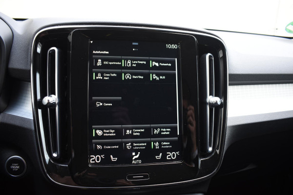 Volvo XC40 T2 129PK Automaat Business Pro / Navigatie / Parkeersensoren + Camera / Adaptieve Cruise Control / Stuur-Stoelverwarming / Elektrische Achterklep / LM Velgen