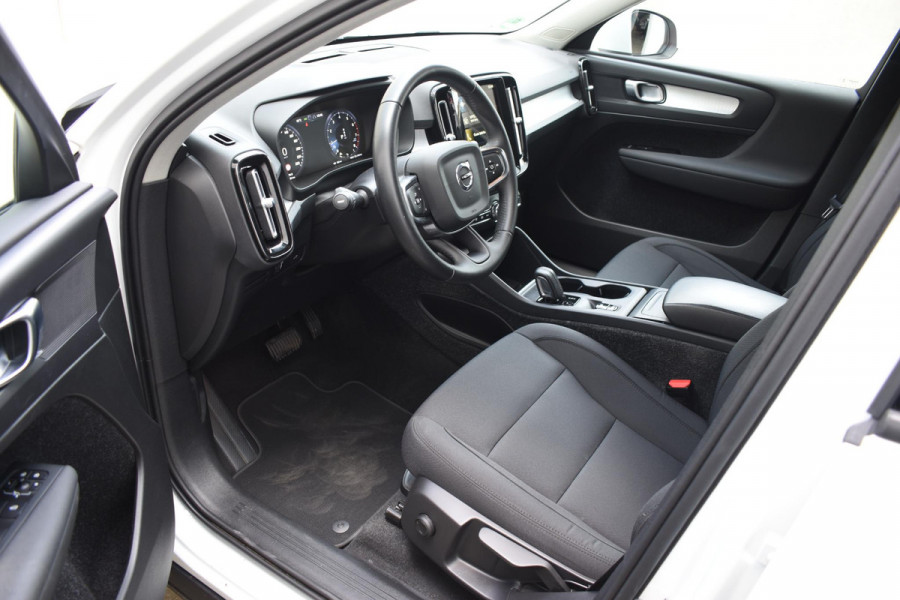 Volvo XC40 T2 129PK Automaat Business Pro / Navigatie / Parkeersensoren + Camera / Adaptieve Cruise Control / Stuur-Stoelverwarming / Elektrische Achterklep / LM Velgen