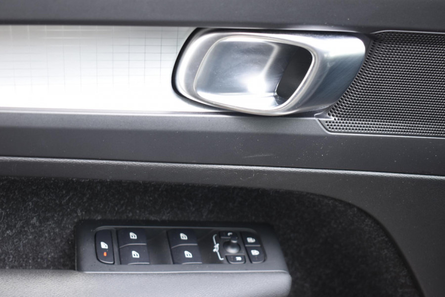 Volvo XC40 T2 129PK Automaat Business Pro / Navigatie / Parkeersensoren + Camera / Adaptieve Cruise Control / Stuur-Stoelverwarming / Elektrische Achterklep / LM Velgen