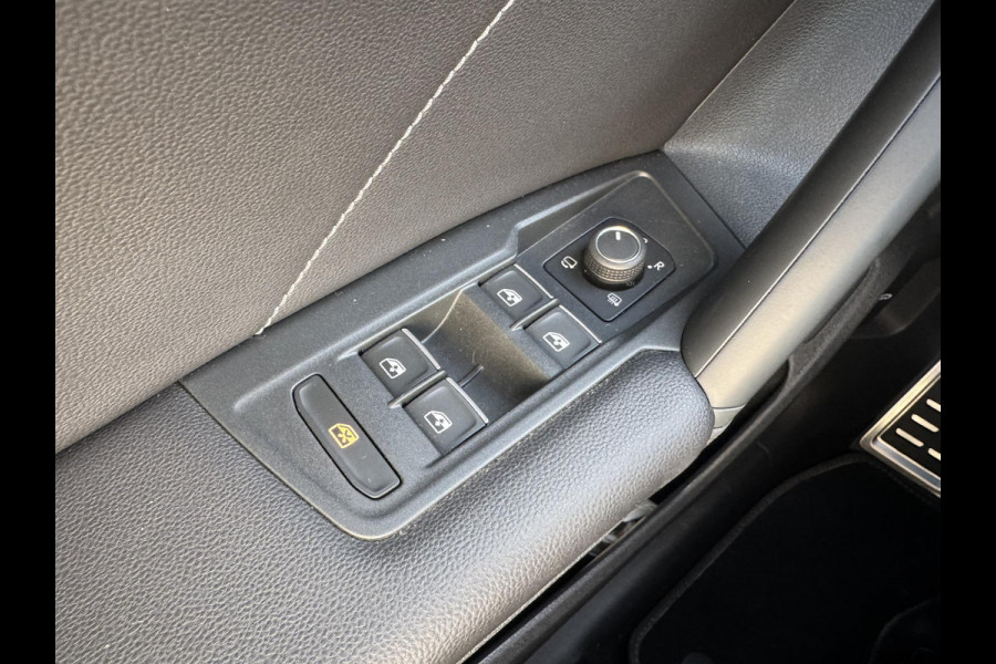 Volkswagen Tiguan 1.4 TSI eHybrid R-Line Business+ 245pk PHEV | Trekhaak | Panorama dak | Adaptieve Cruise | Achteruitrijcamera | Stoelverwarming | Virtuele cockpit | 1.800kg Trekgewicht !