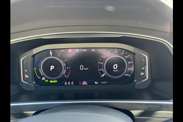 Volkswagen Tiguan 1.4 TSI eHybrid R-Line Business+ 245pk PHEV | Trekhaak | Panorama dak | Adaptieve Cruise | Achteruitrijcamera | Stoelverwarming | Virtuele cockpit | 1.800kg Trekgewicht !