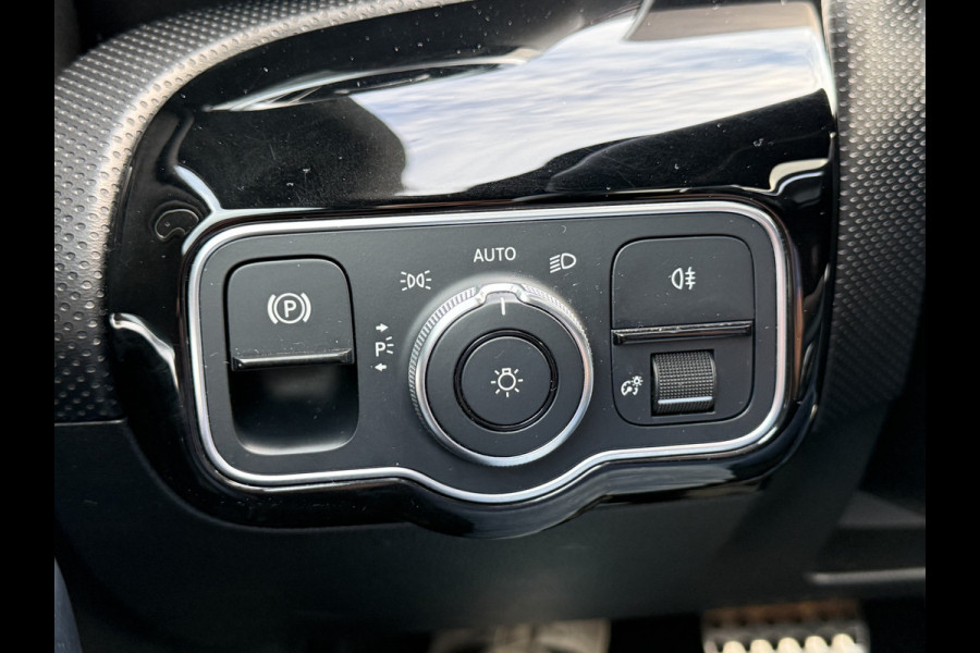 Mercedes-Benz A-Klasse 200 Business Solution AMG | Pano | MBUX | Camera | Navi | LED | 19 inch