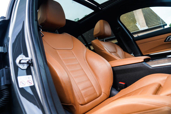 BMW 3 Serie Touring 330i High Executive Edition | M-pakket | Panorama | Harman/Kardon | Dravitgrau | Camera | Luxe Leder | BMW LED