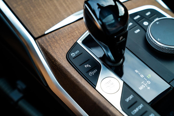 BMW 3 Serie Touring 330i High Executive Edition | M-pakket | Panorama | Harman/Kardon | Dravitgrau | Camera | Luxe Leder | BMW LED