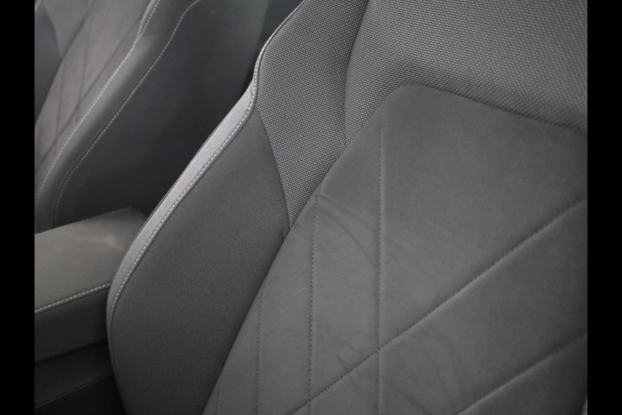 Volkswagen Golf 1.4 eHybrid Style 204 pk Automaat (DSG) | Navigatie | Parkeersensoren | Achteruitrijcamera | Adaptieve cruise control | LED koplampen | Stoelverwarming |