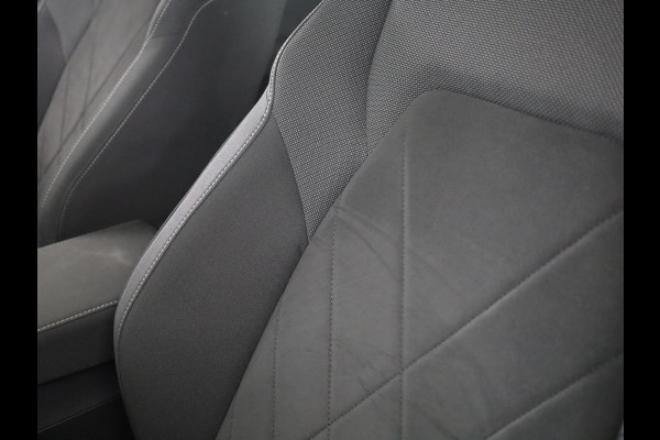 Volkswagen Golf 1.4 eHybrid Style 204 pk Automaat (DSG) | Navigatie | Parkeersensoren | Achteruitrijcamera | Adaptieve cruise control | LED koplampen | Stoelverwarming |