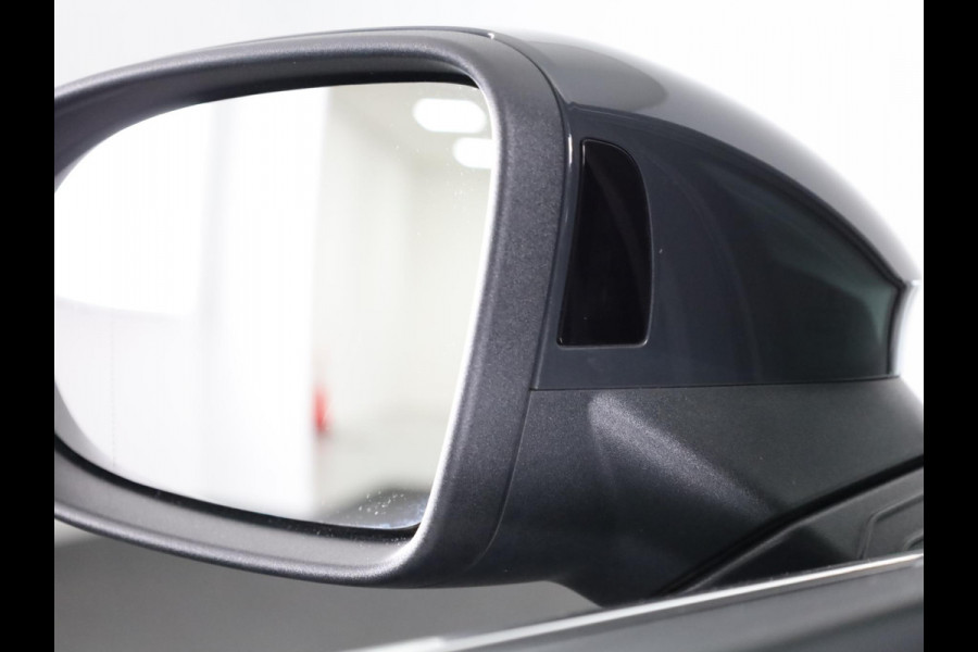 Volkswagen Golf 1.4 eHybrid Style 204 pk Automaat (DSG) | Navigatie | Parkeersensoren | Achteruitrijcamera | Adaptieve cruise control | LED koplampen | Stoelverwarming |