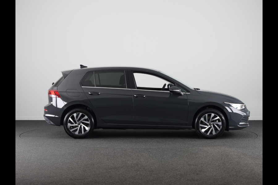 Volkswagen Golf 1.4 eHybrid Style 204 pk Automaat (DSG) | Navigatie | Parkeersensoren | Achteruitrijcamera | Adaptieve cruise control | LED koplampen | Stoelverwarming |