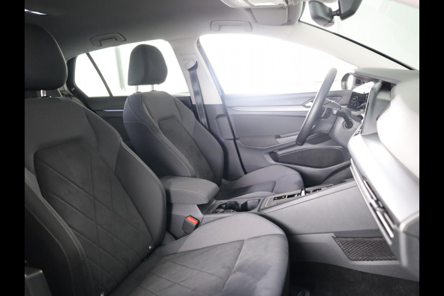 Volkswagen Golf 1.4 eHybrid Style 204 pk Automaat (DSG) | Navigatie | Parkeersensoren | Achteruitrijcamera | Adaptieve cruise control | LED koplampen | Stoelverwarming |
