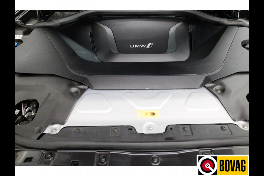 BMW iX3 M-Sport Shadowline 80 kWh 286 PK | Pano | Leer | Elect. stoelen best. met geh. | Camera | Parkeerassistent pakket Licht- en regensensor, PDC, Sportstoelen, Stoelverwarming, Led, Camera, Privacy glas
