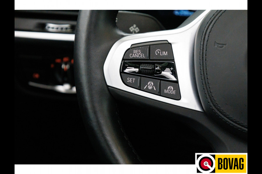 BMW iX3 M-Sport Shadowline 80 kWh 286 PK | Pano | Leer | Elect. stoelen best. met geh. | Camera | Parkeerassistent pakket Licht- en regensensor, PDC, Sportstoelen, Stoelverwarming, Led, Camera, Privacy glas