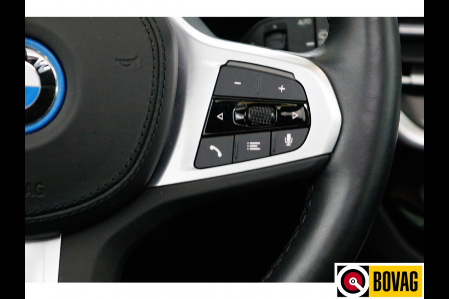 BMW iX3 M-Sport Shadowline 80 kWh 286 PK | Pano | Leer | Elect. stoelen best. met geh. | Camera | Parkeerassistent pakket Licht- en regensensor, PDC, Sportstoelen, Stoelverwarming, Led, Camera, Privacy glas