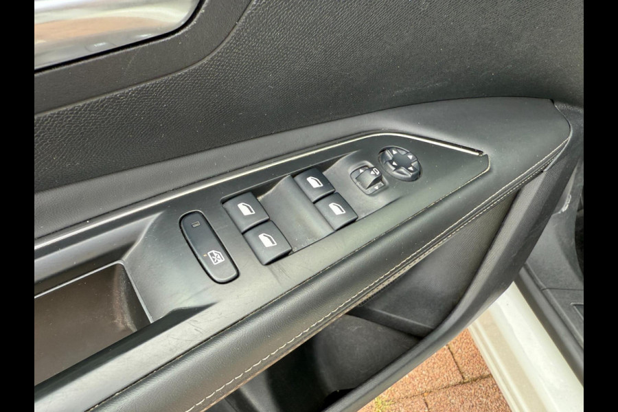 Peugeot 3008 1.2 PureTech Allure | Pano | Navi | Camera