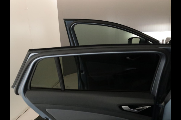 Volkswagen ID.4 Pro 77 kWh 204 pk | Navigatie | Elektr. trekhaak | Parkeersensoren (Park assist) | Achteruitrijcamera |  Matrix LED koplampen | Stoelverwarming |