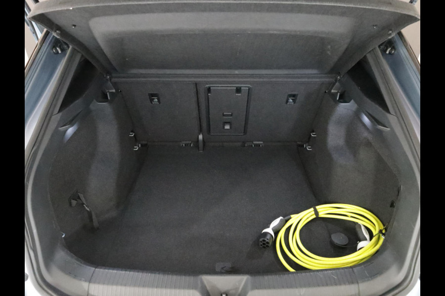 Volkswagen ID.4 Pro 77 kWh 204 pk | Navigatie | Elektr. trekhaak | Parkeersensoren (Park assist) | Achteruitrijcamera |  Matrix LED koplampen | Stoelverwarming |