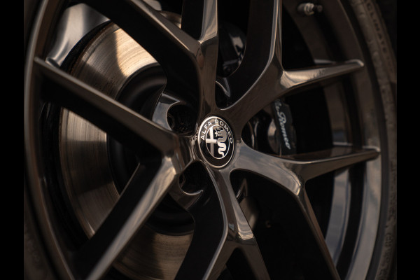 Alfa Romeo Stelvio 2.0T 280pk AWD Veloce | Pano-dak | Verde Visconti | CarPlay | Adapt. cruise | Lederen dash.